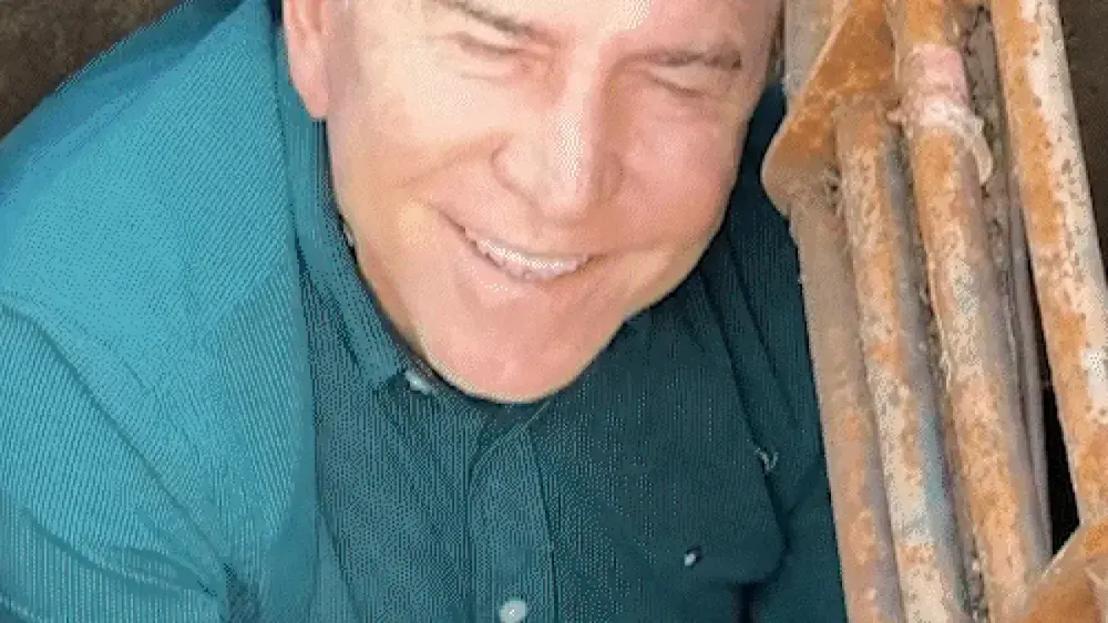 Giroto busca haters e vira faxineiro em bueiro