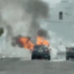 Carro pega fogo em cruzamento central de Campo Grande