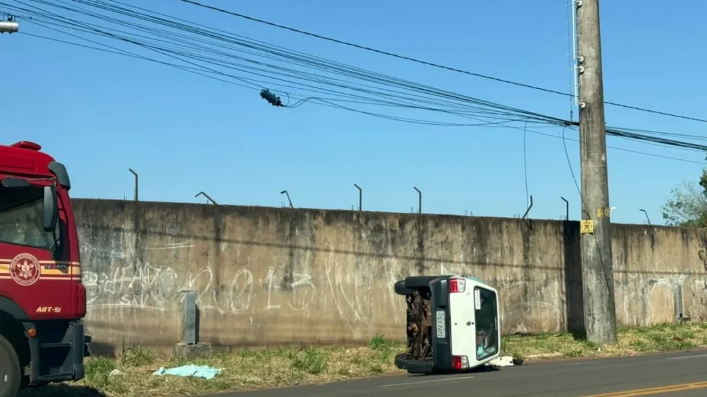 Motorista sem CNH capota Uno e destrói carro na Tamandaré