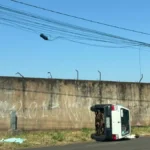 Motorista sem CNH capota Uno e destrói carro na Tamandaré