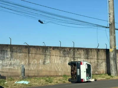 Motorista sem CNH capota Uno e destrói carro na Tamandaré