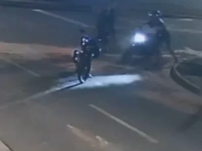 Jovem tem moto furtada por dupla que o cercou em rua das Moreninhas