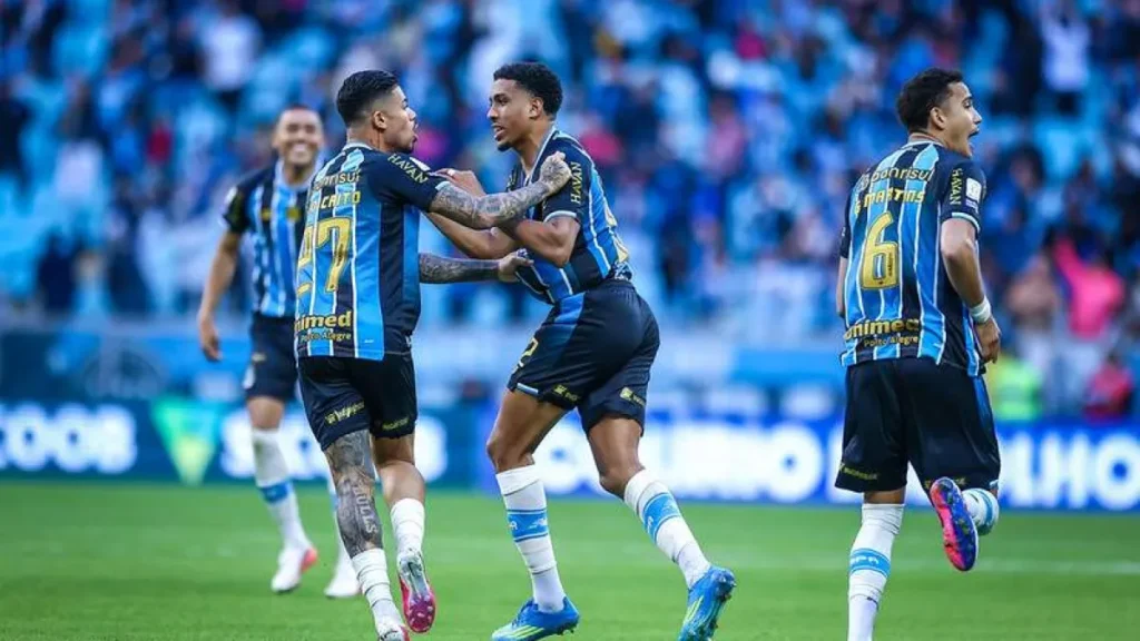 Grêmio vence São Paulo de virada e deixa o Z-4 do Brasileirão