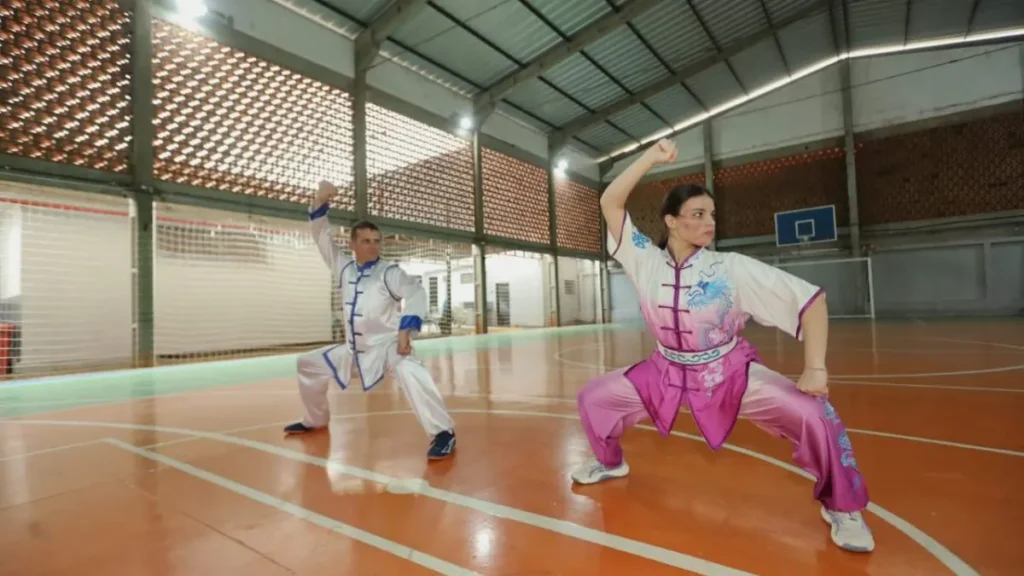 Tradição de família: pais ensinam kung-fu às filhas