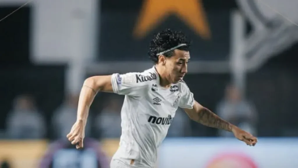 Athletico vence Santos fora de casa e segue no G-4 do Brasileirão