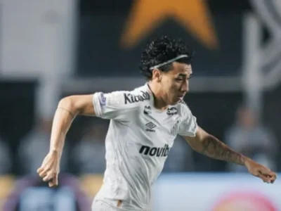 Athletico vence Santos fora de casa e segue no G-4 do Brasileirão
