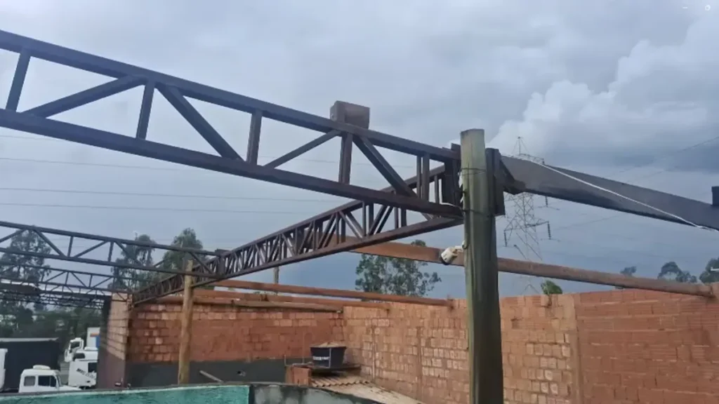 Ventania arranca teto de oficina e destrói casas em Campo Grande