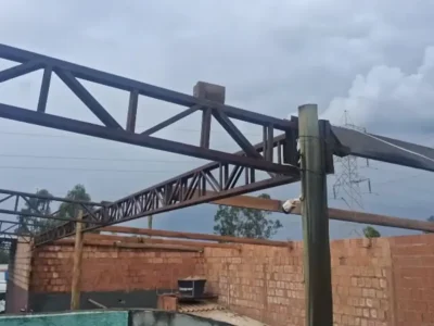 Ventania arranca teto de oficina e destrói casas em Campo Grande