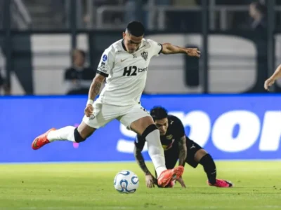 Cuello marca contra ex-clube e Galo vence Bragantino na Sul-Americana