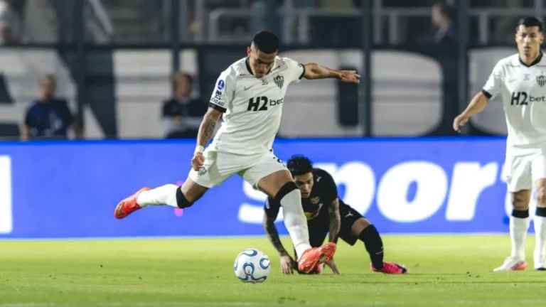 Cuello marca contra ex-clube e Galo vence Bragantino na Sul-Americana